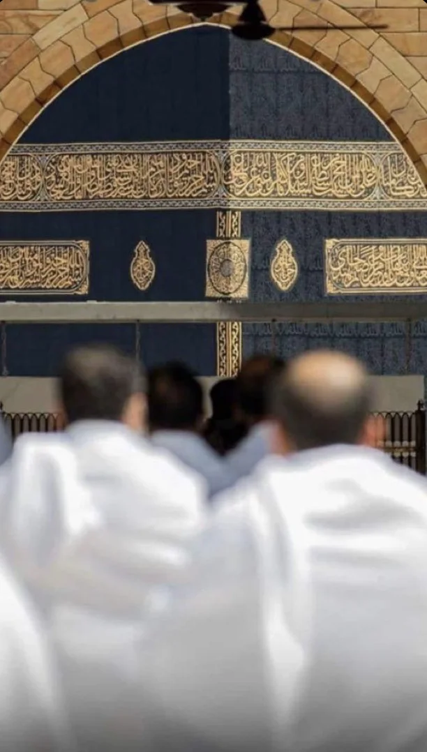 Pèlerins en tenue d’ihram devant la Kaaba