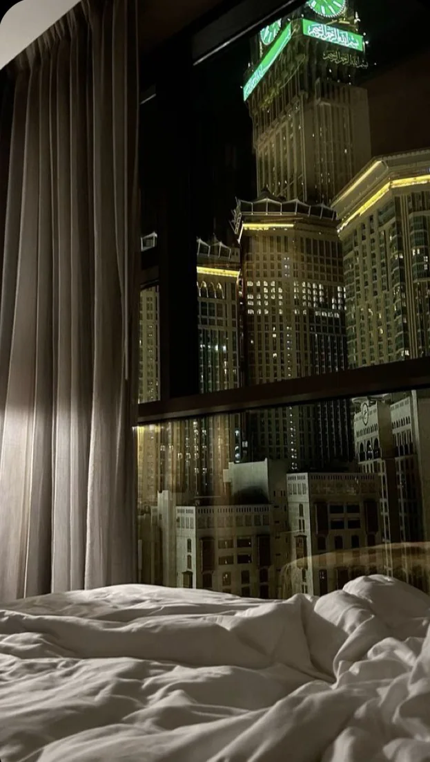 Vue de nuit sur la tour de l’horloge depuis une chambre