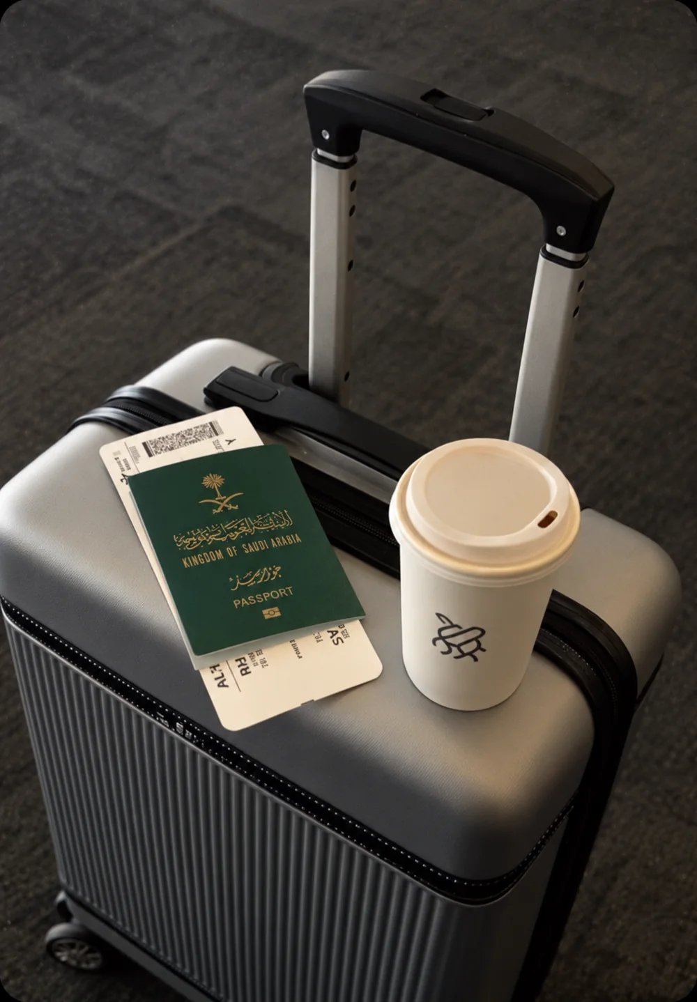 Passeport et carte d’embarquement sur une valise